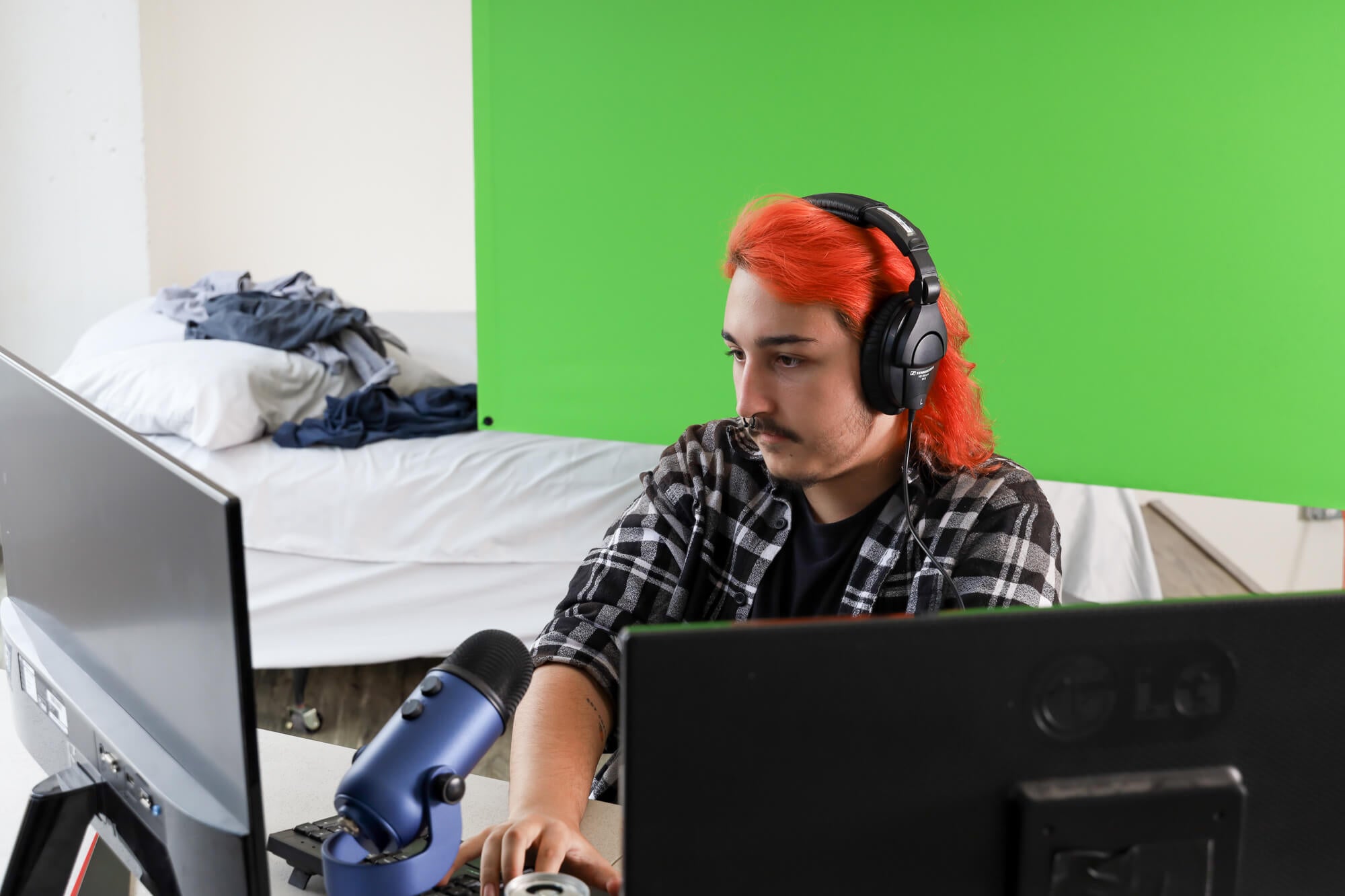 Green Screen and Chromakey Backdrop for Zoom Meetings and Live Streaming and Gamers